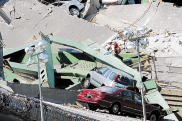 Hallan 2 cadáveres bajo puente caído