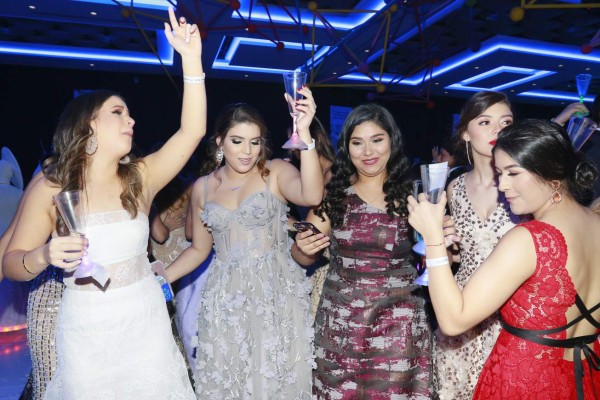 Rumba y felicidad en la graduación de la EIS