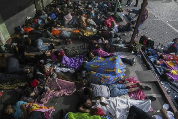Migrantes hondureños hacinados aguardan en la frontera con México