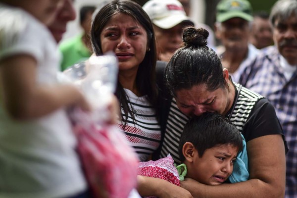 Mexicanos sepultan a sus muertos mientras reclaman ayuda tras terremoto