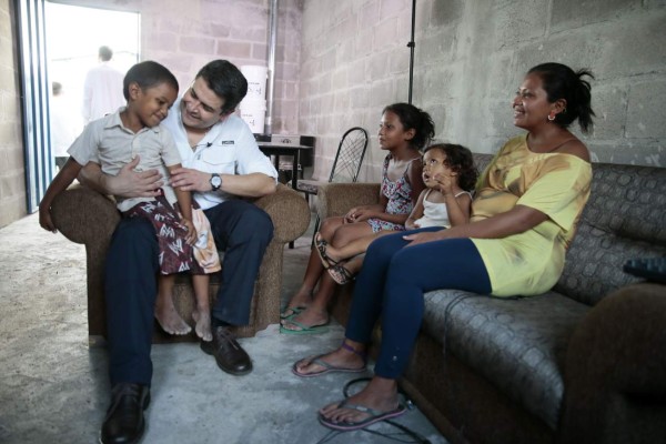 JOH entrega complejo habitacional para 50 familias en San Lorenzo, Valle
