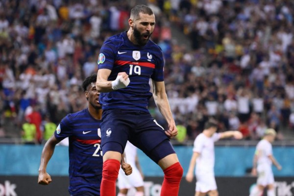 Karim Benzema marcó un doblete y Francia eliminó a Suiza.Foto AFP.