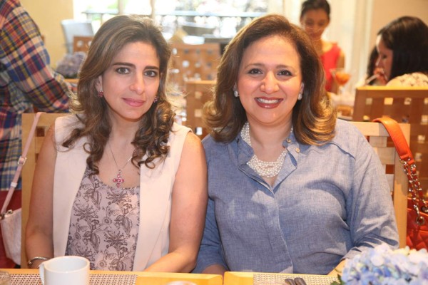 Fiesta maternal para Gina Sarmiento de Gabrie