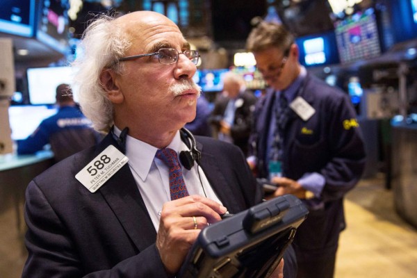 Wall Street modera las pérdidas y Dow Jones cierra con descenso