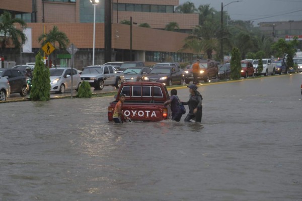 Fuertes lluvias forman ríos sobre calles en San Pedro Sula