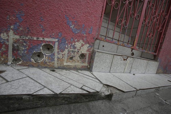 Acuestan al suelo a cuatro jóvenes y luego los acribillan