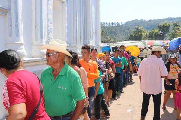 Católicos cumplen promesas en celebración del Cristo Negro