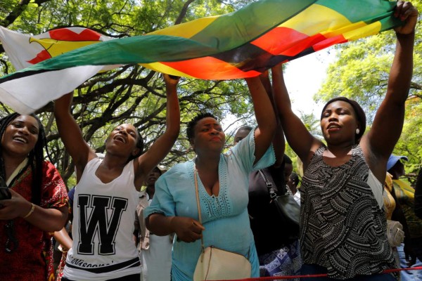 EPA3247. HARARE (ZIMBABWE), 21/11/2017.- Manifestantes protestan ante el Parlamento en Harare (Zimbabue) hoy, 21 de noviembre de 2017. El Parlamento celebra hoy una sesión para tratar una moción de censura contra el presidente Robert Mugabe. EFE/ Kim Ludbrook