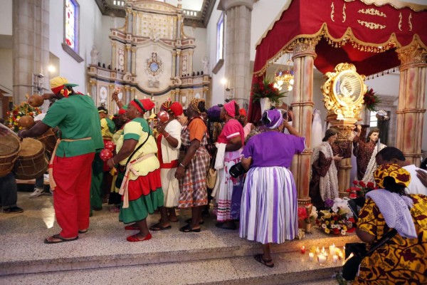 Garífunas honran con sus tambores y ofrendas a la Virgen de Suyapa