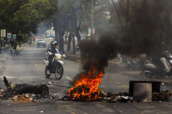 Seguidores de López se concentran frente al Palacio de Justicia