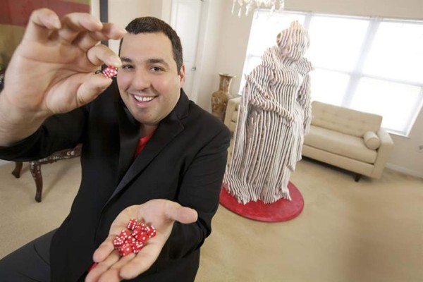 Con naipes y dados, colombiano crea 'La reina de corazones'