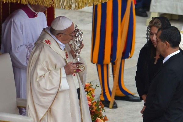 Francisco proclama santos a dos papas 'restauradores' de la Iglesia católica