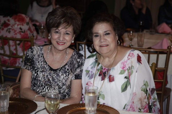 Obsequios y alegría para la cumpleañera