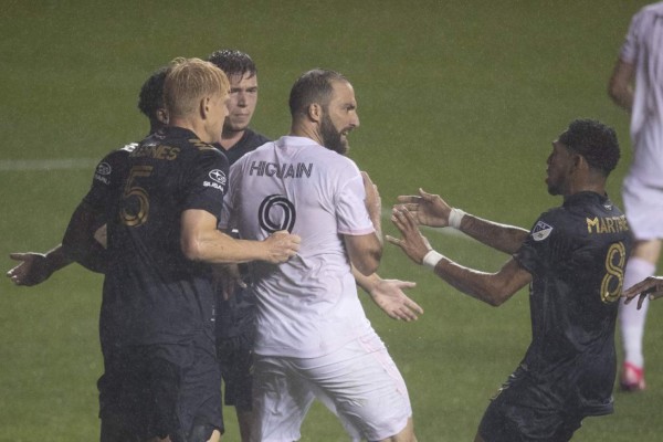 ¡Una pesadilla! Higuaín fue objeto de burlas por sus rivales por lo que hizo en su debut en la MLS