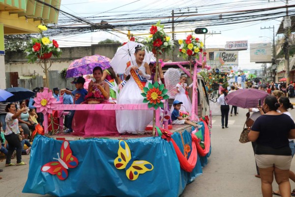 Civismo y colorido en desfiles patrios en Honduras