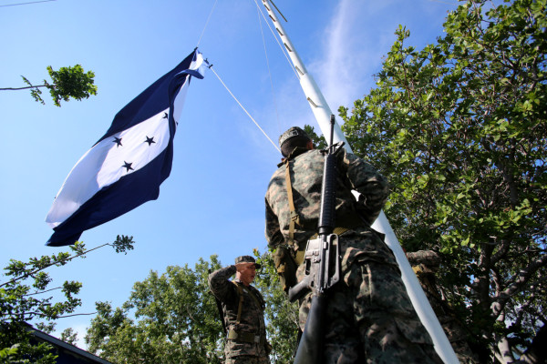 Honran a la patria en la isla Conejo