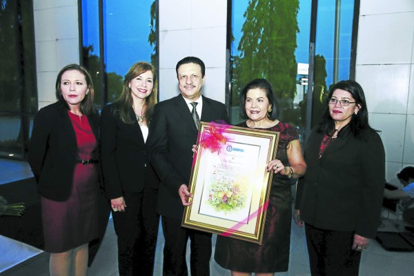 Banco del País honra a Elena Larios