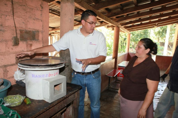 Hondureño, Teddy Mendoza, honrado por el príncipe Felipe
