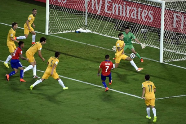 Chile sufre para derrotar a una combativa Australia en su debut