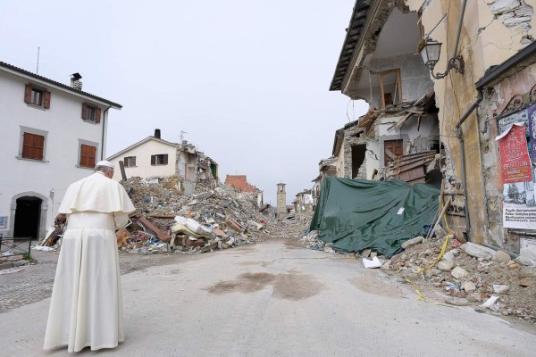 El Papa llega de sorpresa al pueblo italiano devastado por terremoto&nbsp;&nbsp;