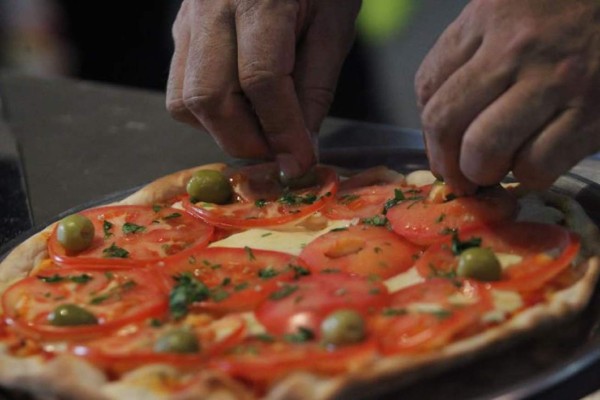 Expertos cocineros participan este martes en el Campeonato Latinoamericano de la Pizza en Buenos Aires. EFE