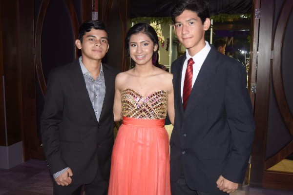 Noche elegante para Melanie Alejandra Turcios