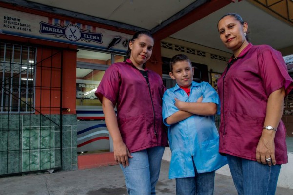 El barberito que trae en la sangre el arte de rasurar