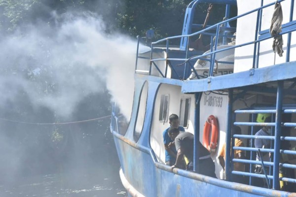 Bomberos controlan incendio en una embarcación en La Ceiba