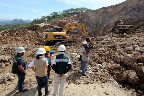 Siguen labores de rescate para hallar a los 2 soterrados