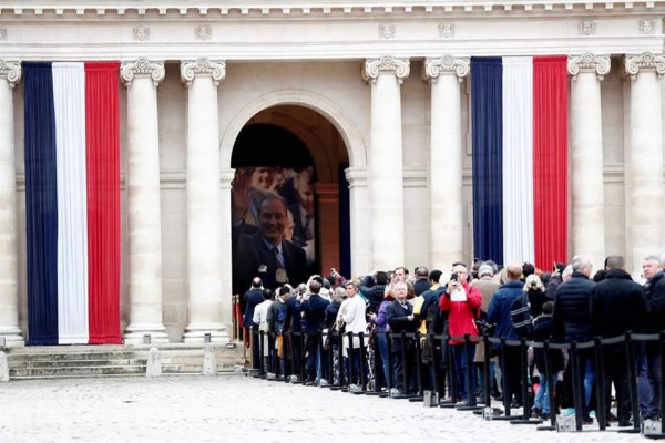 Los franceses rinden homenaje al expresidente Jacques Chirac en París