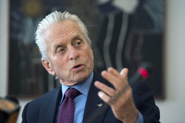 Michael Douglas niega haberse masturbado delante de una escritora