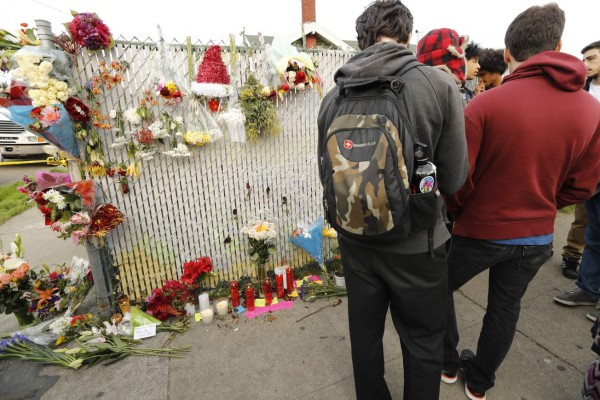 Reanudan búsqueda tras incendio que dejó 36 muertos en Oakland
