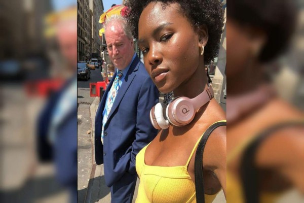 Joven descubre que su padre se ha convertido en un meme viral por una foto