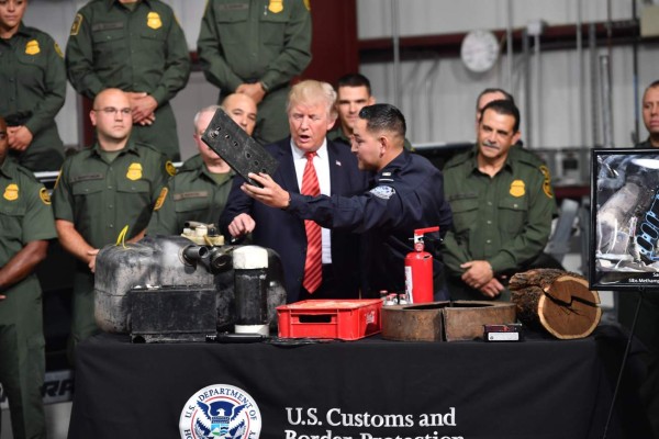 Trump realiza polémica visita en Arizona para defender su muro