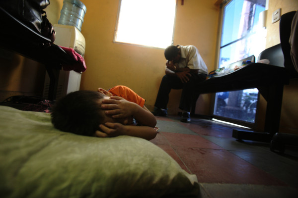 Familia amenazada busca asilo político