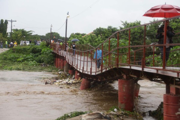 Lluvias y crecidas de ríos causan caos en varias zonas de San Pedro Sula