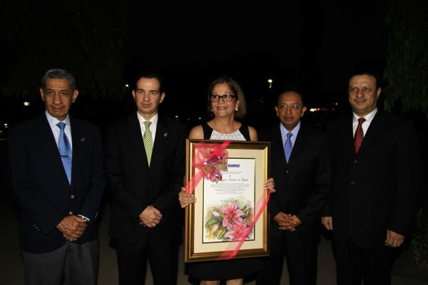 Galardón a una dama por su solidaridad