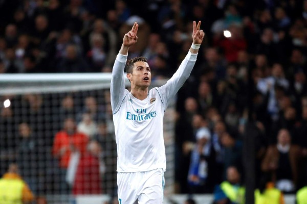 GRAF1741. MADRID, 14/02/2018.- El delantero portugués del Real Madrid Cristiano Ronaldo celebra su gol ante el París Saint Germain, durante el partido de ida de octavos de final de la Liga de Campeones que se juega esta noche en el estadio Santiago Bernabéu, en Madrid. EFE/Juanjo Martin