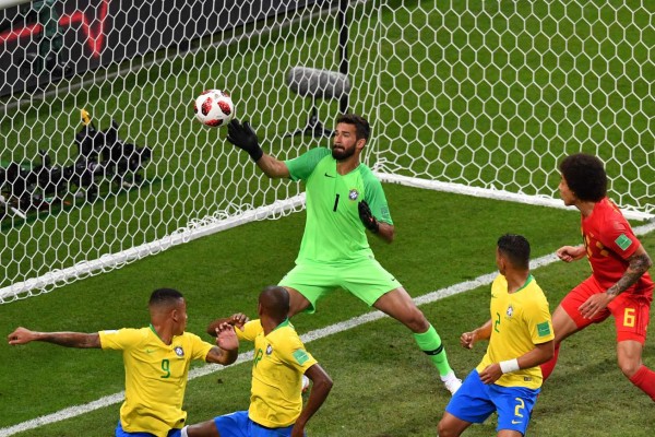 Brazil's midfielder Fernandinho (2L) scores an own-goal during the Russia 2018 World Cup quarter-final football match between Brazil and Belgium at the Kazan Arena in Kazan on July 6, 2018. / AFP PHOTO / SAEED KHAN / RESTRICTED TO EDITORIAL USE - NO MOBILE PUSH ALERTS/DOWNLOADS