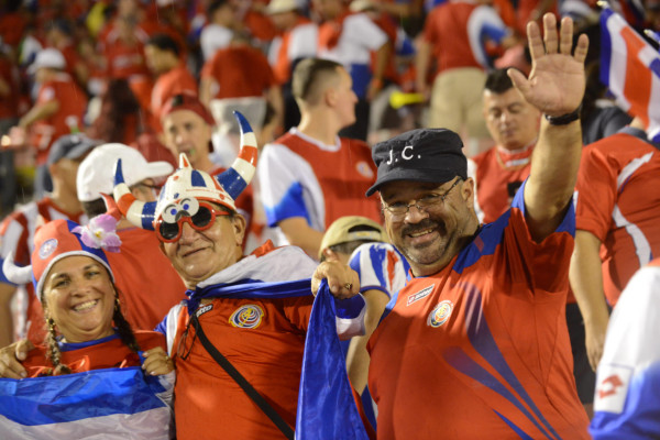 Costarricenses salen a las calles a celebrar la clasificación a Brasil 2014