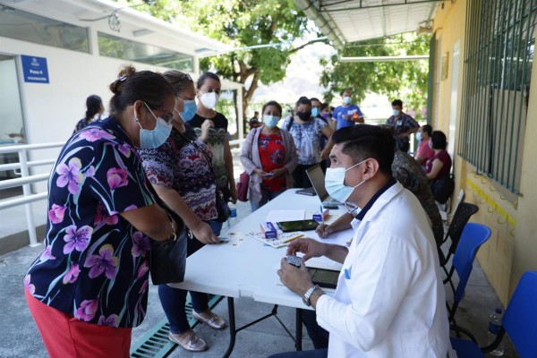 Cerca de 300.000 salvadoreños completan la vacunación contra la covid-19