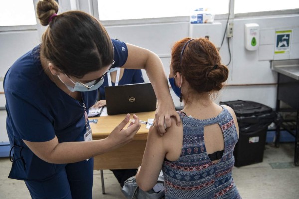 Chile ya vacunó al 20% de su población y dona vacunas a Ecuador y Paraguay