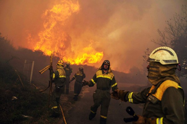 Más de mil bomberos combaten cuatro grandes incendios en Portugal