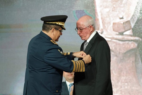 Entregan premio El Forjador al empresario Camilo Kafati Simón