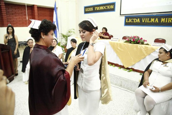 Juramentan a egresadas de enfermería de la Unah-vs