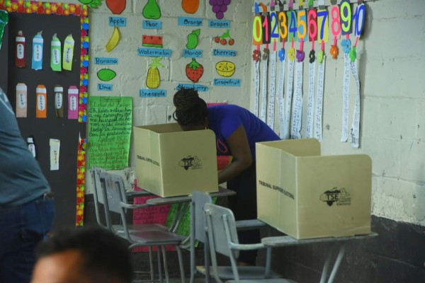 Habitantes de La Ceiba y Olanchito acuden a los centros de votación  