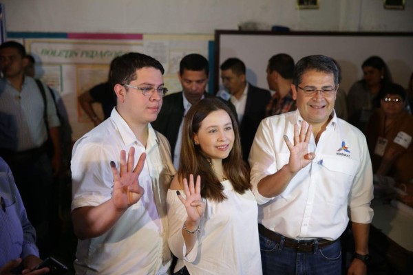 JOH llegó desde tempranito a votar en su natal Gracias