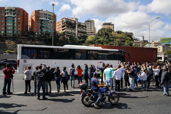 Venezuela: Militares bloquean caravana de diputados rumbo a la frontera con gases lacrimógenos   