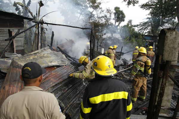 Voraz incendio destruye en su totalidad una vivienda en La Ceiba