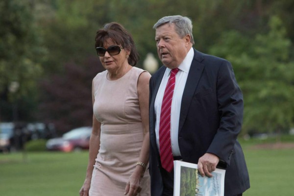 Padres inmigrantes de Melania Trump reciben residencia de EEUU